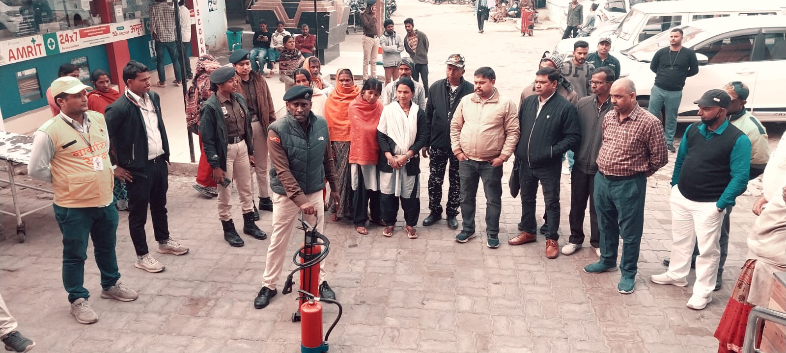 आपात स्थिति से निपटने के लिए अस्पताल परिसर में फायर सेफ्टी डेमो एवं जागरूकता कार्यक्रम का सफल आयोजन।